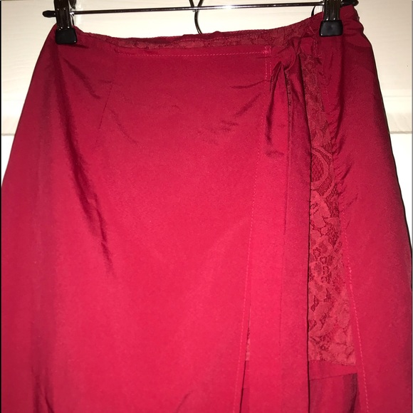 RED MIDI SKIRT - Picture 2 of 7